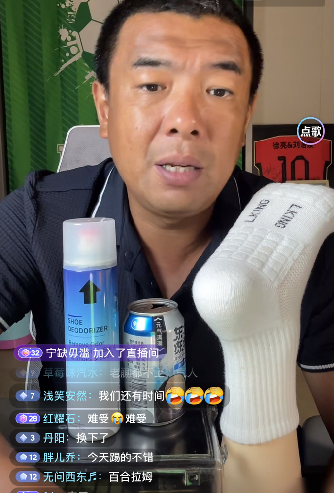 韩国队禁区里那个手球，VAR愣是装死，张玉宁当场就炸了：裁判为什么不看一下？
9月30日亚运半决赛，国足1比2被韩国逆转。王钰栋19岁单刀破门，捅破了38年亚运逢韩不进球的窗户纸。可韩国人两次后点起跳，一模一样的套路砸进去俩。
徐亮赛后一句话撕破脸：别扯虽败犹荣，球技就是不如人。马德兴不服，说这