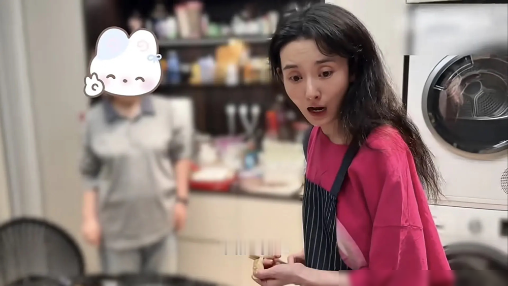 锁骨支棱着，脸凹进去一个坑，宋祖儿现在瘦得只剩个架子了。
视频里她自己说，控碳，不吃零食，还觉得自己偏胖。可她脸都脱相了，眼睛显得格外大，说话都带着股没劲的虚。
为拍《司宫令》，硬把自己熬成纸片人，普拉提婵柔轮着上，就为了镜头里那点病娇破碎感。粉丝劝她健康点，她反手点赞健康比瘦重要，又晒火锅说多