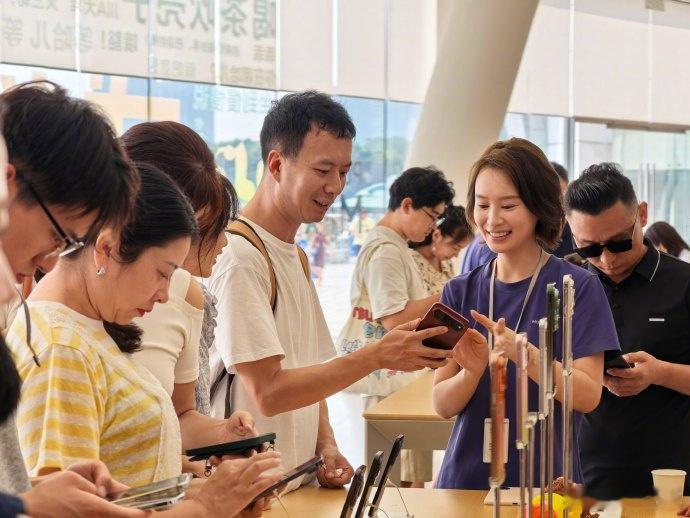 #华为阔直板预订爆单##华为阔直板手机亮相# 我感觉好像错过了一个亿，手持 iPhone 17 Pro，但满心全都是克制玩手机。但是我没有预定，有点可惜，是不是我应该去预定一下？

在抖音上看到说，现在预定可以送1年的华为音乐会员，以及1年的华为视频会员，我觉得还是非常划算的。

昨天我也去华为的专卖店 ​