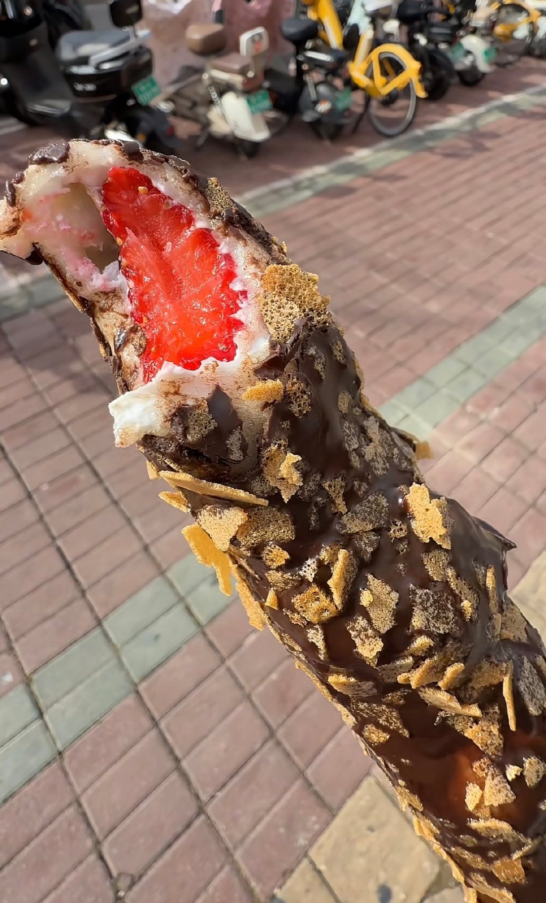 最近又火了一款网红小吃：麻糍脆皮巧克力糖葫芦，这个我是真的有点想吃了😋 ​