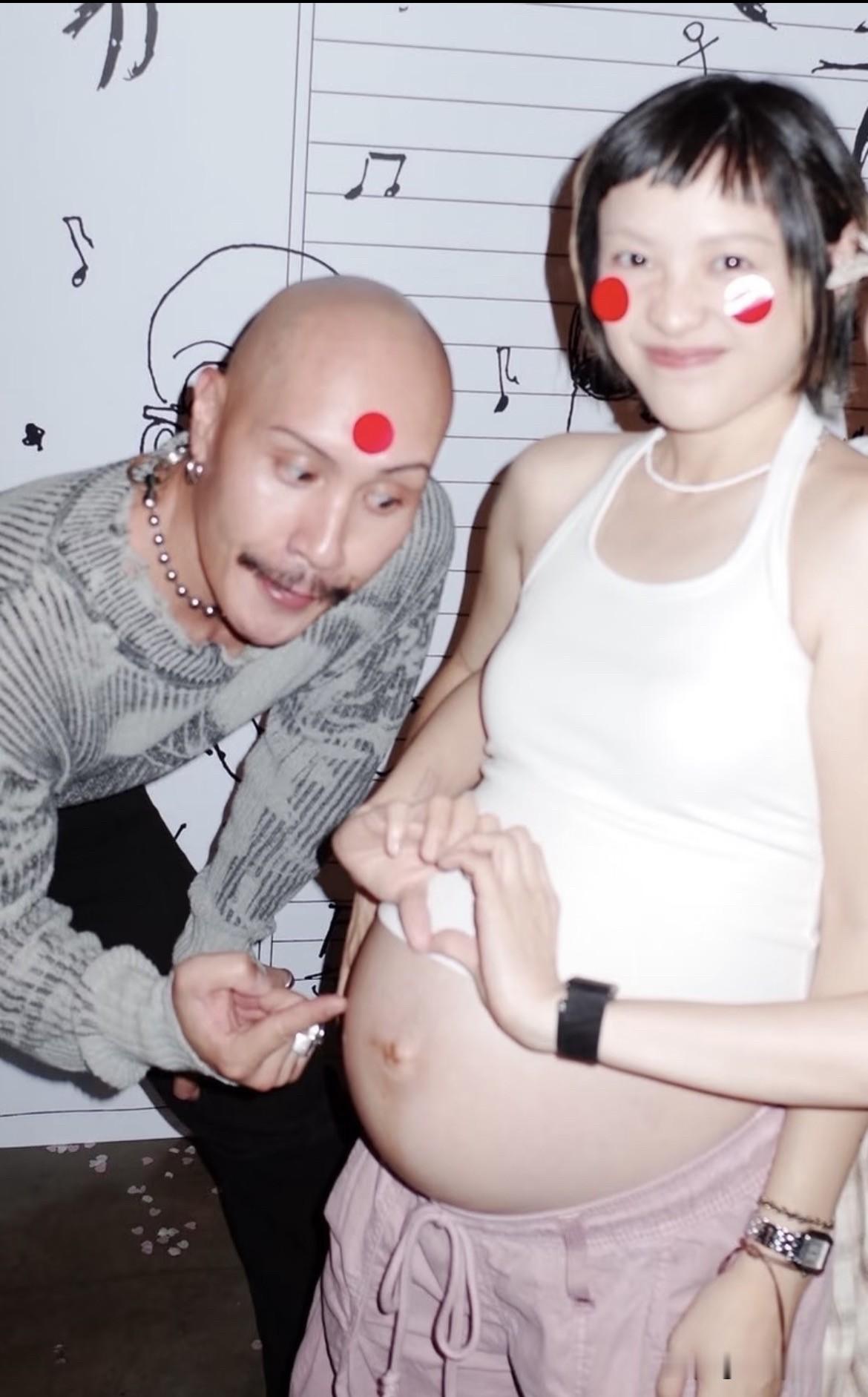 34岁歌手黄宣官宣老婆怀孕！得知是女儿双膝跪地。
10月17日，黄宣公开了一个喜讯，配文四个字：“喜获一女”！

视频里，他变化大到网友差点认不出——
剃光头、留胡子，身形壮实了一圈，不少人调侃“撞脸徐锦江”。 

妻子詹雅君同时也是他的经纪人，这次也一同出镜，孕肚已经十分明显。

性别揭晓派对充满