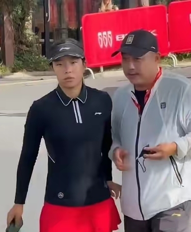 刘国梁也许是第一人，不但能培养无数个乒乓球世界冠军，也能培养高尔夫冠军。
        10月11日，刘国梁16岁的女儿刘宇婕在上海斩获高尔夫中国公开赛冠军，站上了最高领奖台。