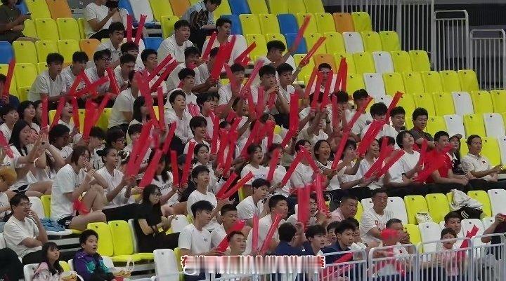 杜主任组织的拉拉队？有广东女篮、广东青年女排、广东青年男排、顺德一中女排？（入选U17女排国家队的刘心怡） ​