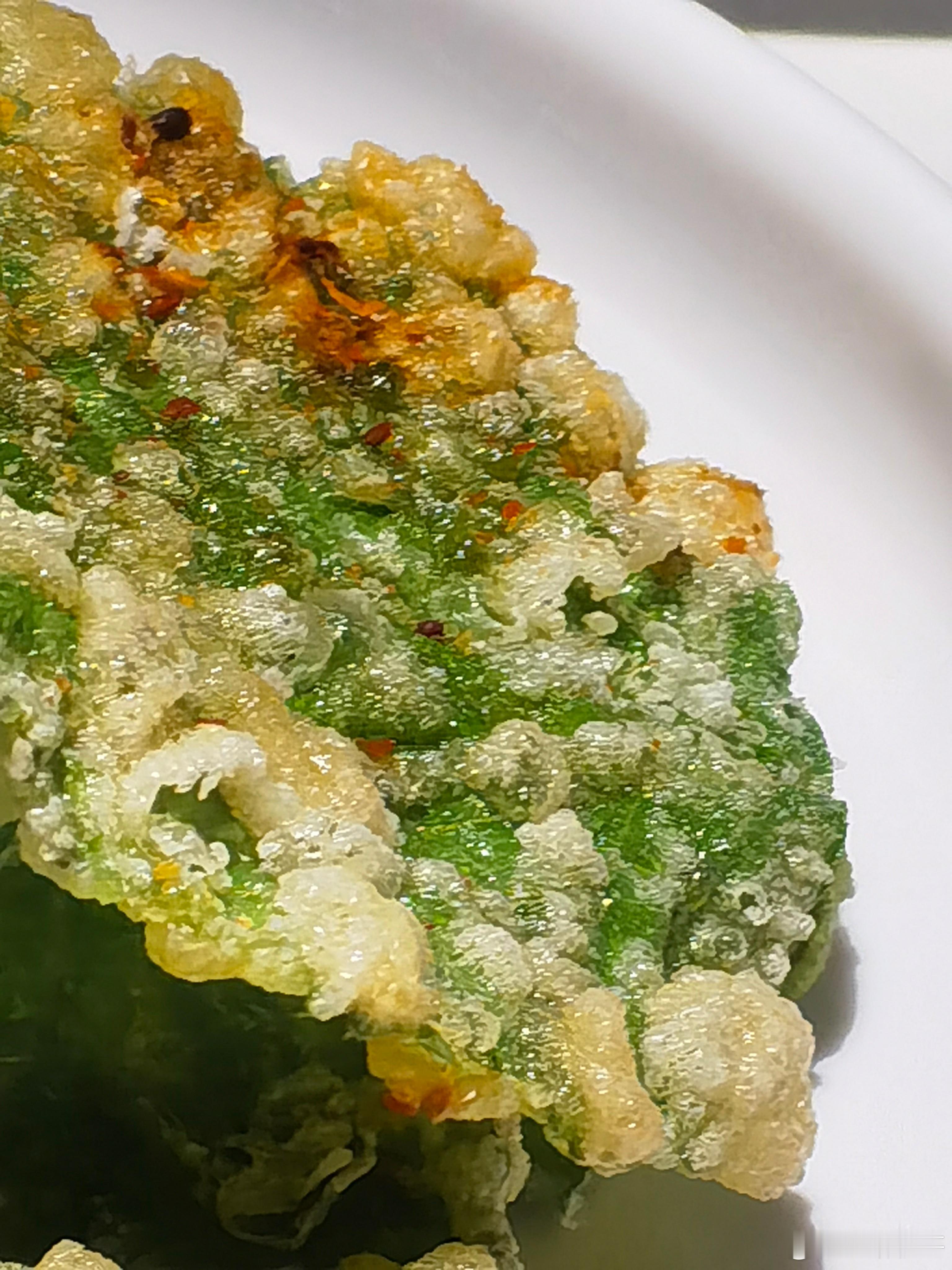 美食故事｜香酥炸假蒌叶
 
两广的乡野之间，随处生长着假蒌。古时候岭南山林湿热，当地百姓很早就发现这片带着胡椒香气的绿叶，能够去腥驱湿。长久以来，它大多只是默默充当配角，炒田螺、包肉馅、裹粽子，处处都有它的身影，很少单独成为一道菜。
 
旧时赶集的街边小摊，有人试着把整片鲜嫩假蒌叶裹上 ​