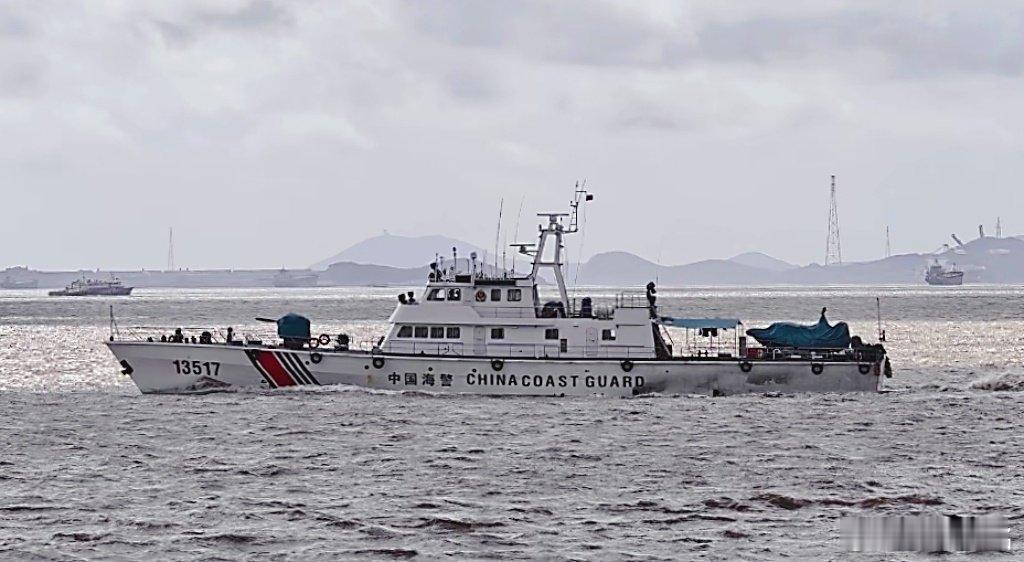 #中国海警[超话]# 🇨🇳中国海警13517艇，曾用舷号33086，原系海关626型缉私艇“海关886”艇，现隶属于浙江宁波海警局。#中国海警# [威武] #中国武警##宁波# [加油] #中国海洋执法# ​