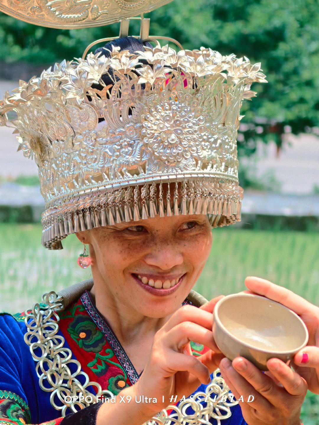 银冠上的花是凝固的月光，茶碗里盛着整座山的晨露。阿婆笑纹里淌着岁月酿的甜，比米酒更醉人三分。古老的银饰会说话，说的都是生活的温柔
#微博影像年##人间回响##一路出片##摄影灵感上新##摄影的最炫民族风# ​