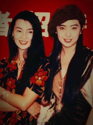 1993年，张曼玉与王祖贤在合作《青蛇》时期的同框。