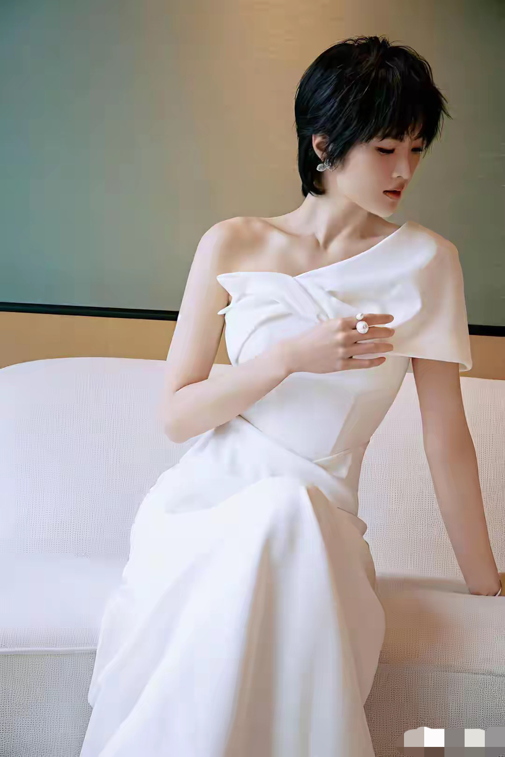 姚安娜（本名姚思为，英文名Annabel Yao），1998年1月14日生于云南昆明，是华为创始人任正非的小女儿，中国内地歌手、演员，哈佛大学计算机科学与统计学双学位毕业。
基础背景
母亲为姚凌，随母姓，8个月大迁居深圳。
自幼学习钢琴、书法、国画；9岁开始练习芭蕾舞，15岁取得英皇芭蕾RAD最高级