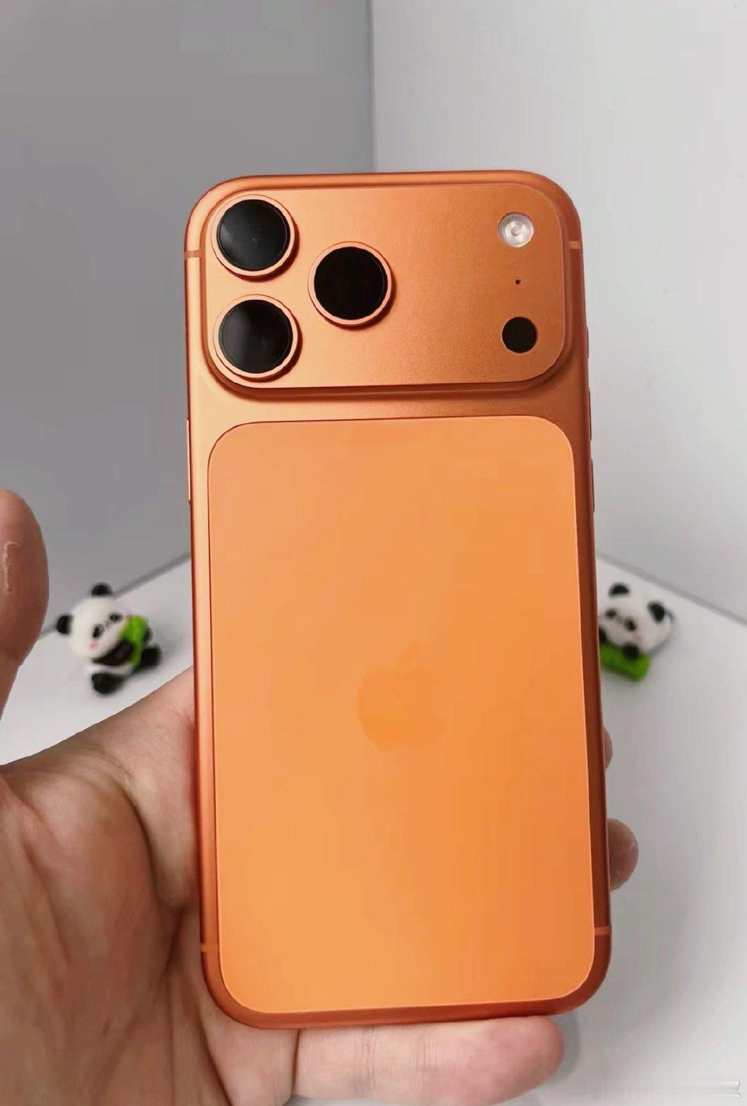目前各方面消息都表示这一波 iPhone 18 Pro 系列的销量成功翻倍，但身边一堆还在手持 iPhone  17 Pro 的选择换代其实真没几个，他们的态度是比较明确的：

我等明年的 20 Pro 或者看看下个月的折叠屏[思考] ​