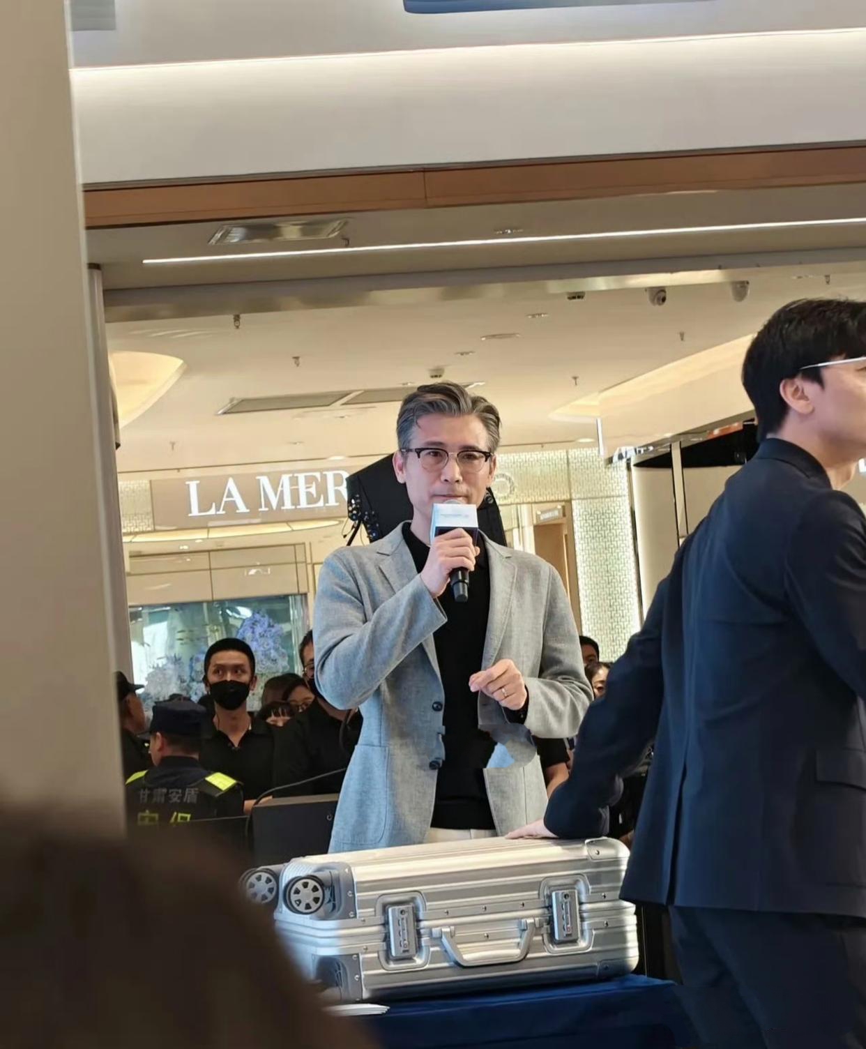 李乃文一头灰白头发现身甘肃兰州出席线下活动，他一条白裤子，白色板鞋，搭件灰色休闲西装，戴着眼镜，文质彬彬，他眼角皱纹明显，颧骨高耸，脸颊略显凹陷，整体呈现出一种历经风霜的沧桑感。