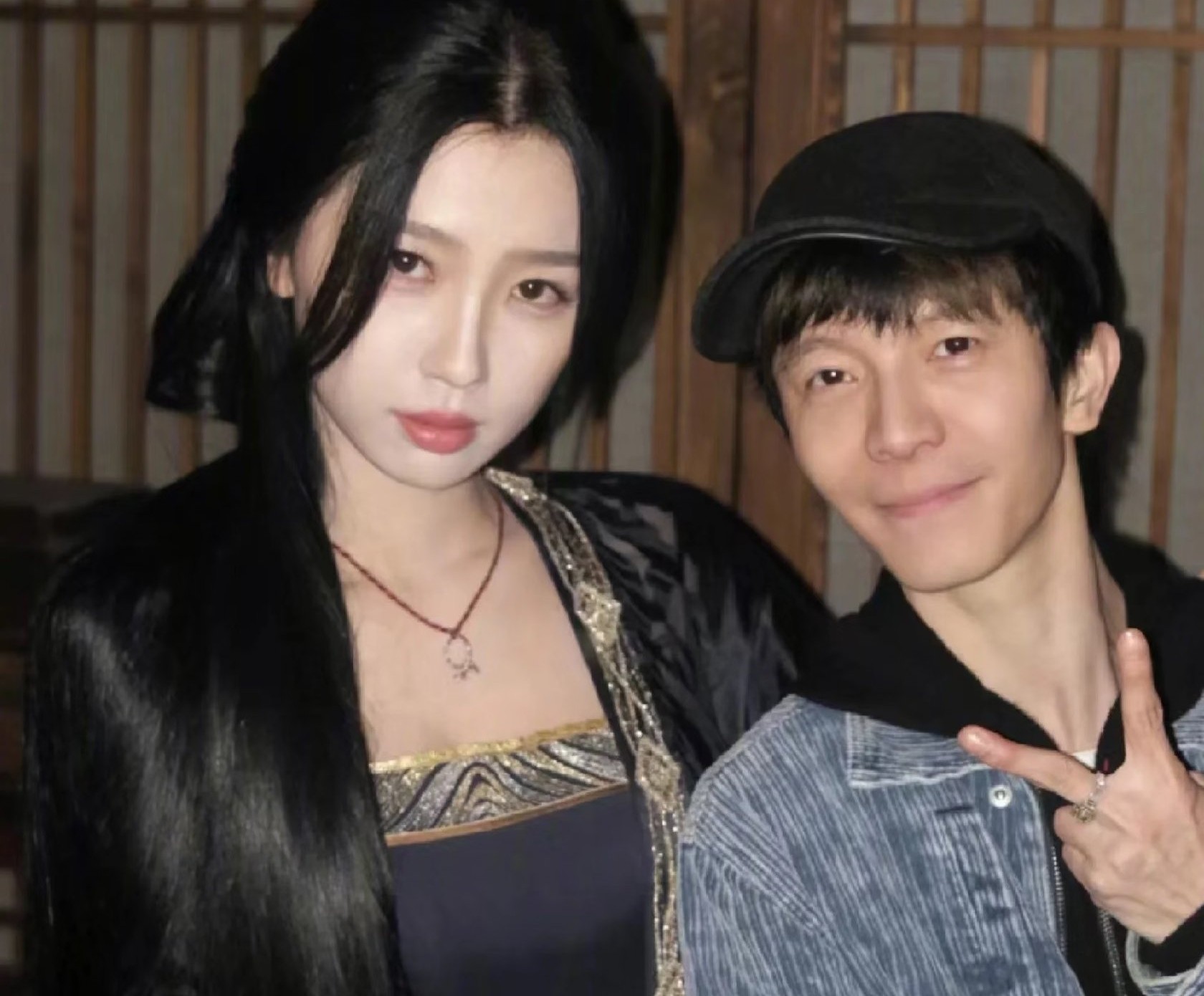 于正又开炮了！为了维护前公司艺人白鹿回狂怼虞书欣粉丝。

于正又开炮了。这次靶子是虞书欣粉丝。

有人在《朝玉阶》官宣微博下留言“女主能换个人吗，白鹿真的看不下去”。于正直接回怼：“打开你的微博，你吓到我了。 ”

妙。太妙了。他什么都没说透，但该递出去的信息全递了。不说是哪家粉，不说微博里有什么，