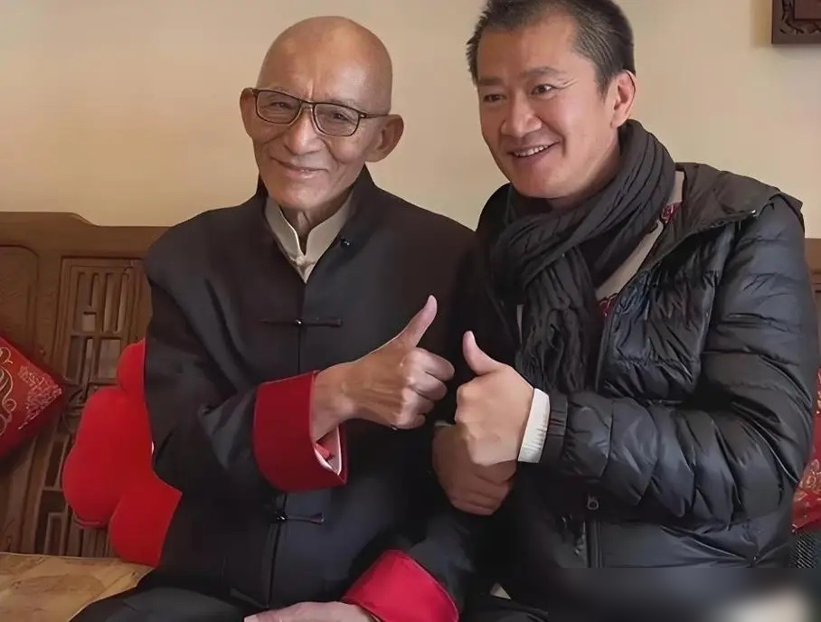 游本昌走了，李嘉明翻出一万块钱的旧账，听完我愣了半天。
两人05年拍《了凡》认识，游本昌手把手教他演戏，后来还给他当证婚人。李嘉明最惨那会儿，爹躺在医院没钱治，游本昌直接塞给他一万现金，撂下仨字：不用还。
几年后李嘉明靠直播缓过来了，揣着钱上门还债。老爷子死活不收，说了一句：十方来，十方去，来自