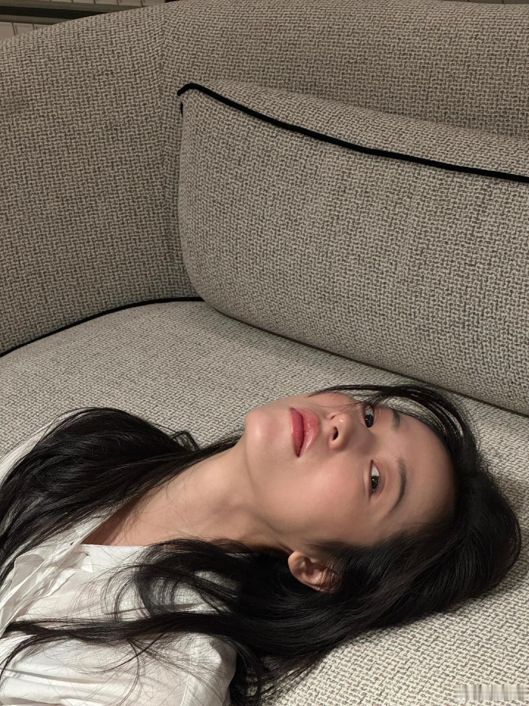 为什么我的相册里面会突然多出一位陌生美女的照片 解释一下#周雨彤[超话]# ​