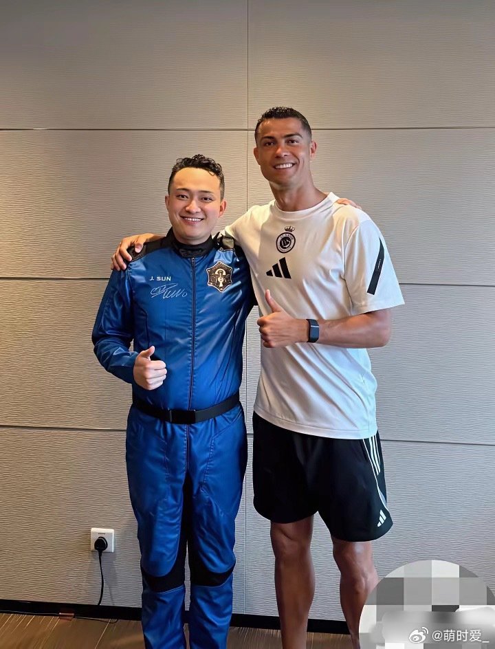 自从孙宇晨要公开测量身高后，网友为他的身高操碎了心，各种真真假假的图片都来了。
​2025年，孙宇晨身着太空服，和C罗的合照最引人注目。孙宇晨头顶大香蕉，太空服的塑形，完整地暴露了他的大肚腩。 ​