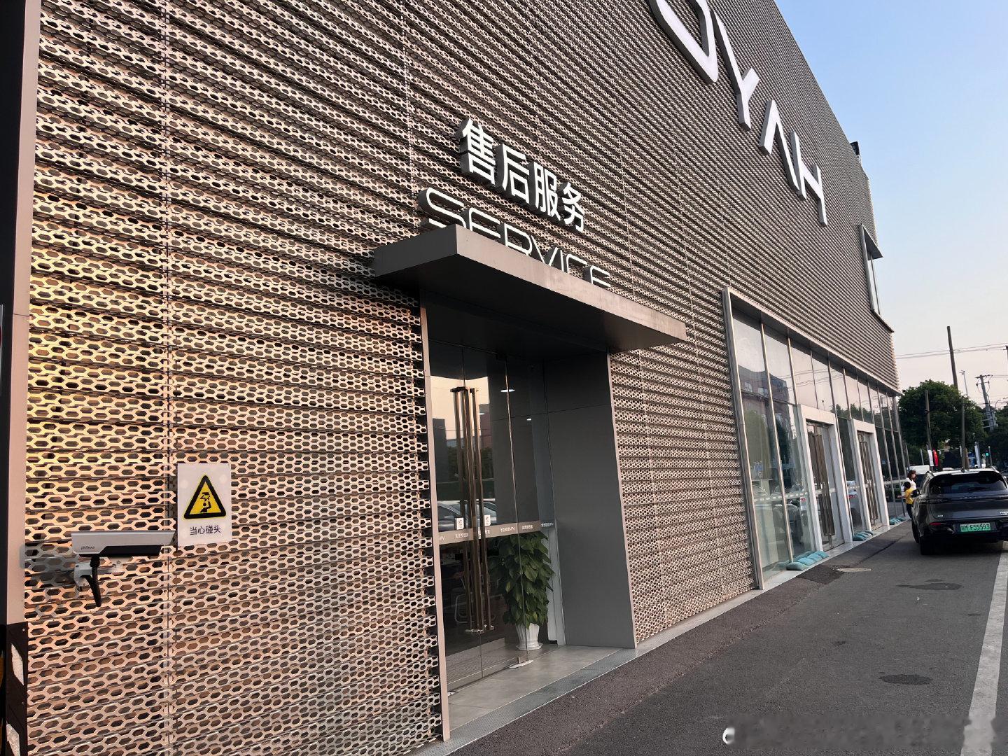 老车主多次复购松江岚图售后，服务始终稳定在线。工作人员能记住我的车型和过往车况，不用每次重复说明问题。全功能检修流程从不缩水，每年三电深度检测按时细致完成，底盘易损件逐一排查。门店定期打扫，接待区、车间、休息区一尘不染，没有杂乱堆放，长期维保特别放心。 ​