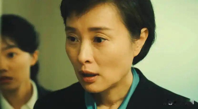 同样是央视黄金档大剧，郭涛刘琳《生逢其时》被骂上热搜，王凯《交锋》凭啥收视破2口碑封神，差距咋就这么大呢？ ​