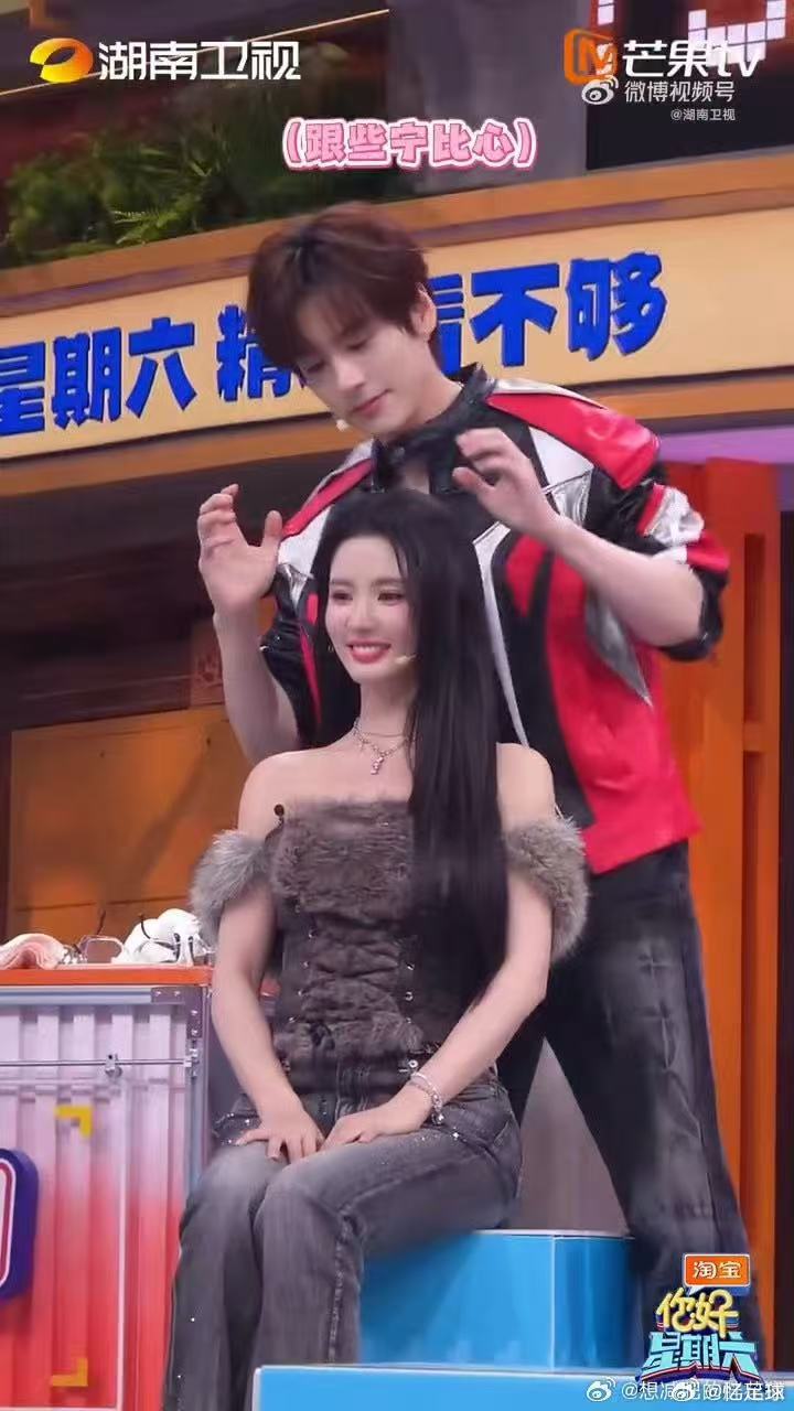 #丁程鑫用脸re了魏哲鸣刘些宁的舞台##你好星期六# 好六这个镜头切得太妙了，一边是氛围感满满的双人舞台，一边是丁程鑫真实的面部reaction，强烈反差带来满满的笑点，越看越上头。 ​