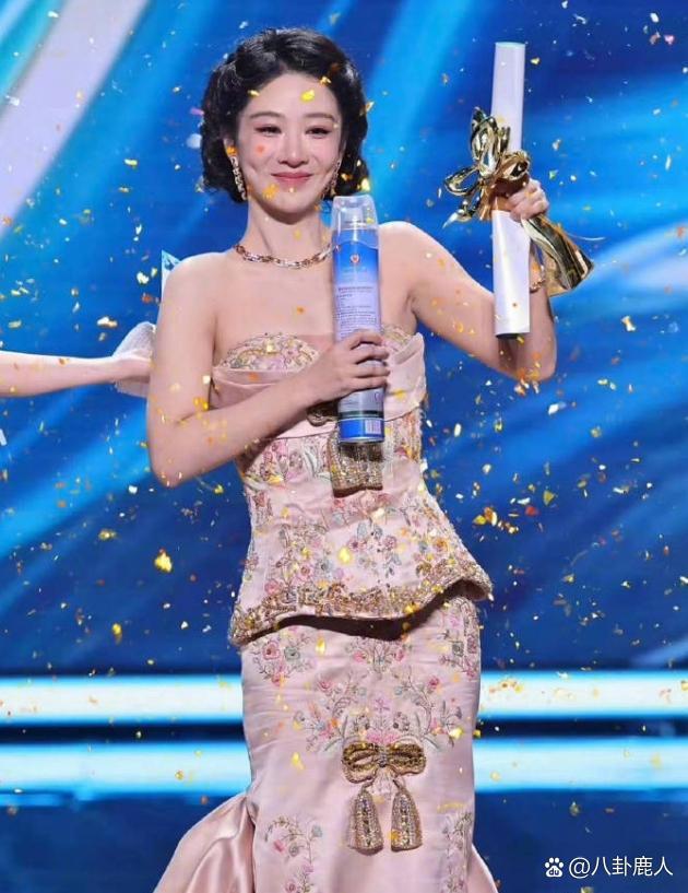 这样看电视剧三大奖比电影三大奖更难！ 
从近五六年三大奖的表现来看，电视剧三大奖这边，视帝视后依旧被老演员把持，85后所有演员，只有童瑶，热依扎，赵丽颖和杨紫拿到了结果，男演员85后所有人至今挂0，但是电影三大奖这边比较多，朱一龙，易烊千玺，李庚希，张小斐，任素汐，张子枫等，都是近几年 ​