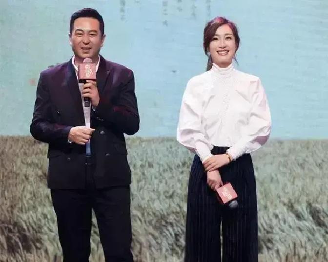 秦海璐拍完《白鹿原》后，对张嘉译说：“以后就算剧本再好，片酬再高，我都不演你老婆了。”张嘉译连忙问其缘由，没想到秦海璐给出的答复，令人啼笑皆非。
 
张嘉译摸了摸后脑勺，笑了：“这是夸我还是骂我呢？”
 
秦海璐没笑。她看着手里的水杯，慢慢转了一圈。“跟你对戏，太累。”她停了一下，像是在找合适的词，