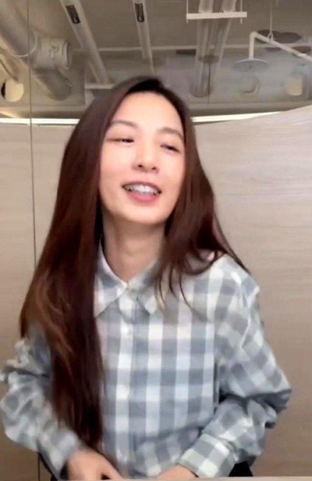 有人在直播间冷不丁飘了句“你早就过气了”，田馥甄连眼皮都没抬，张口就来了一句“那你现在是在考古吗”。
一句话直接把找茬的噎死在弹幕里。
真要说过气，哪个过气歌手敢在小巨蛋一口气连排6场？而且规矩定得极严，全员实名抽选，难度堪比千军万马过独木桥，结果放票瞬间直接秒空。
这姐们儿的生猛一直都在骨子