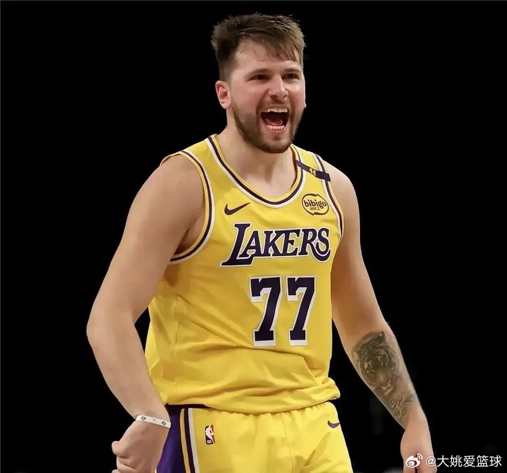 直到看到这一幕我才明白为什么当年独行侠会交易东契奇了，球迷直言他就是下一个哈登，注定终身无冠！

同样出自二零一八届选秀，亚历山大已经拿到总冠军，休赛期没有花天酒地，哄队友。而是直接一头扎进自制车库训练室打磨技术，主动开发无球，补齐自身短板。反观同届的东契奇，赛季落幕之后，社交媒体 ​