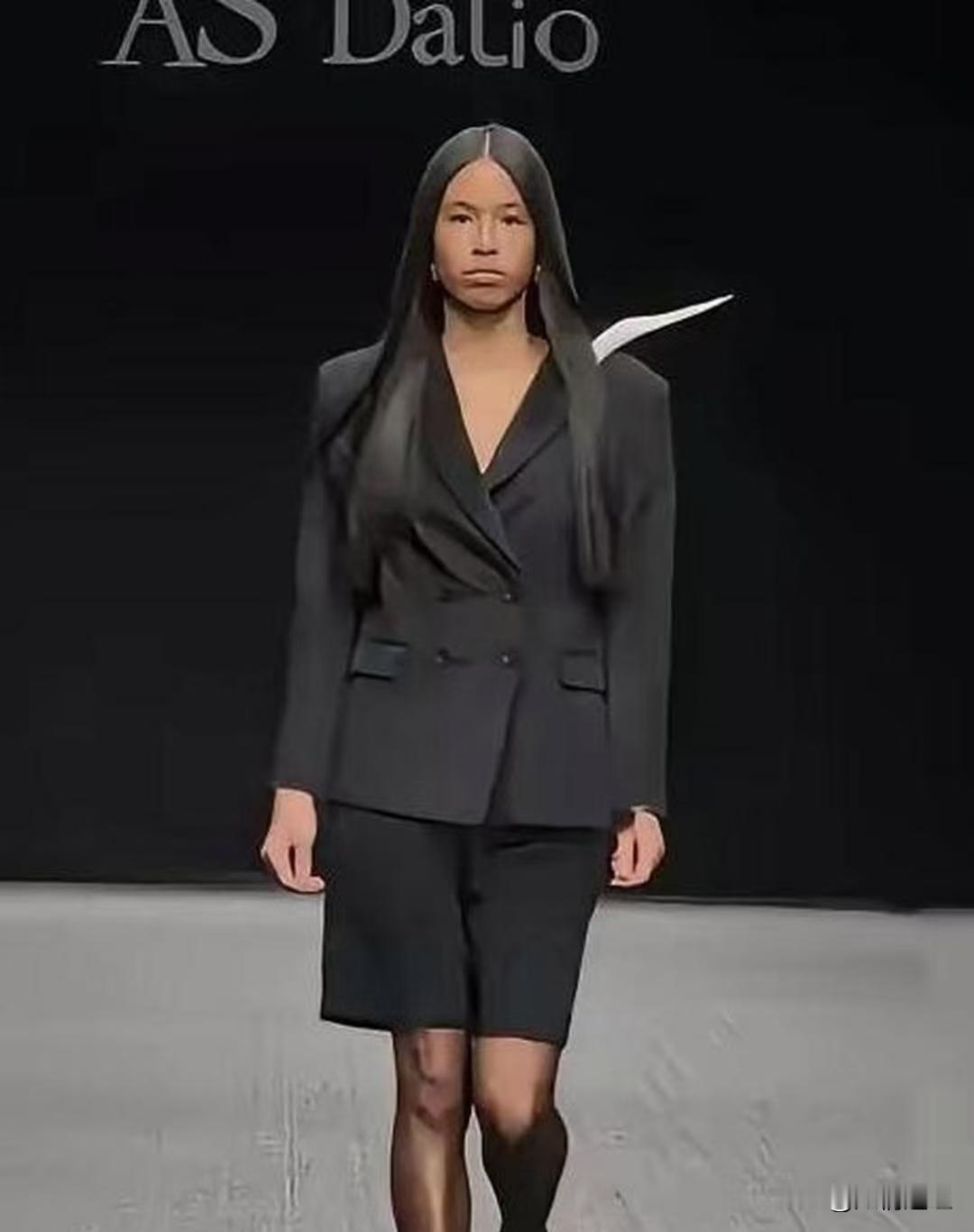 张庭的女儿还真有模特气质，妥妥的