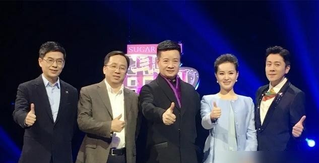 阎维文这个人，台上台下完全是两副面孔。九月刚送走爱徒龚爽，八宝山兰厅里他一袭黑衣，口罩遮了大半张脸，露出来的眼睛红得发肿，往日里那股子挺拔的劲头全没了，整个人缩了一圈似的。往前数，妻子刘卫星抗癌三十七年，他陪着熬了三十七年，三次复发，硬是扛过来了。这边眼泪还没干透，那边就进了国家大剧院排《长征》，为