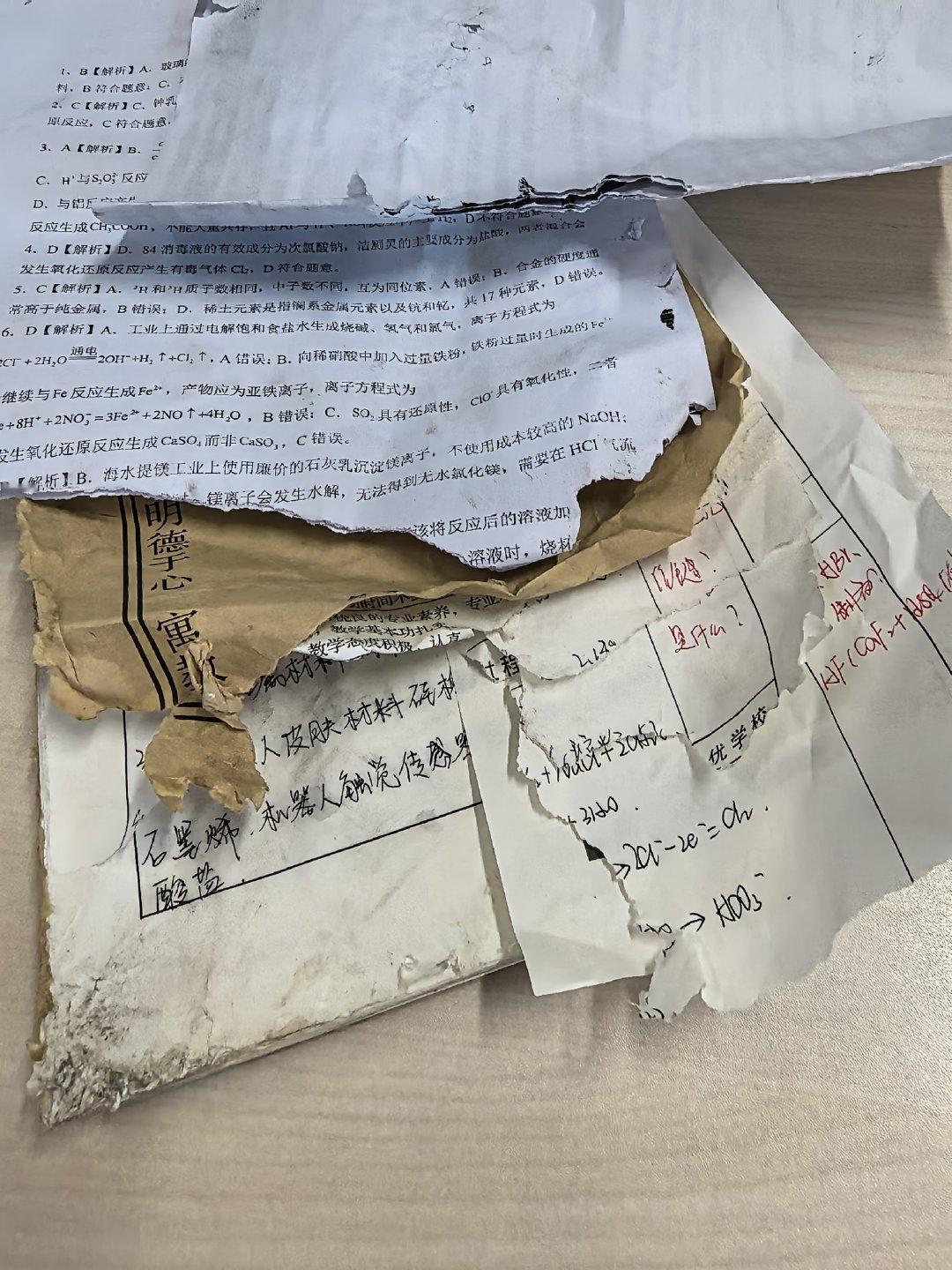 记录一下倒霉的昨天吧
早上第一节课，七点半上课，从家里出发以后，发现忘了带上课用的备课本和卷子，打电话给妈妈，在小狗的旁边找到了一堆碎片，抱着有一点用一点的心态回家去取，为了节约时间，妈妈也送了一段路，取完上班的路上，时间有点紧急，并且一直在想没有卷子应该怎么上课
于是，追尾了，我 ​