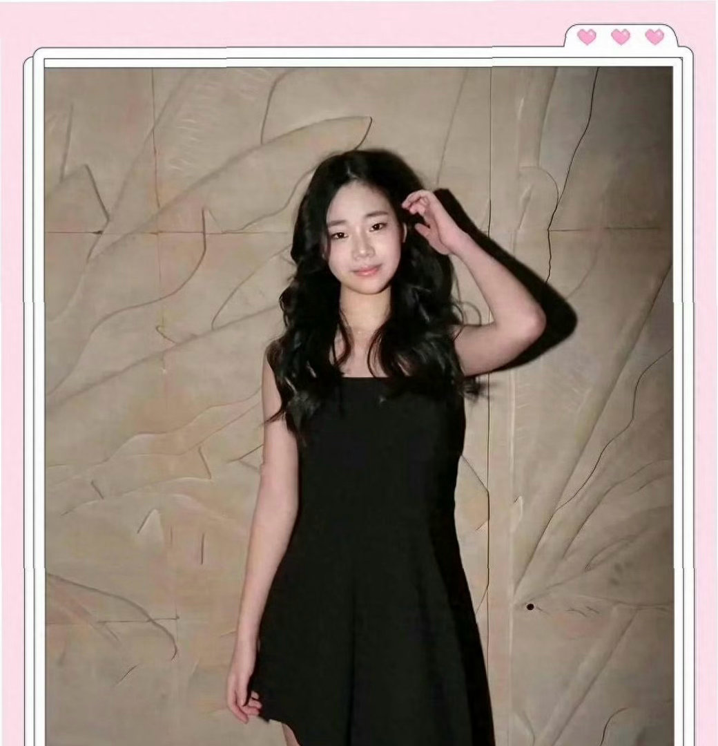 小S小女儿已长大，14岁许老三晒自拍照，网友称气质出众像大S ​