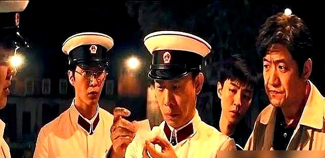 张译拿着放大镜死死盯住一枚弹壳，电影院里连呼吸声都听不见。

陈思诚这次把士兵突击的老兄弟全摇来了。张译、李晨、邢佳栋往大银幕上一站，快二十年的光阴直接砸在观众眼前，加上王俊凯，热度和票房瞬间炸开。

戏里，张译演的是痕迹学专家崔道植。一辈子死磕现场，硬是扒开跨越四十多年的四桩大案。戏外，当年那群在
