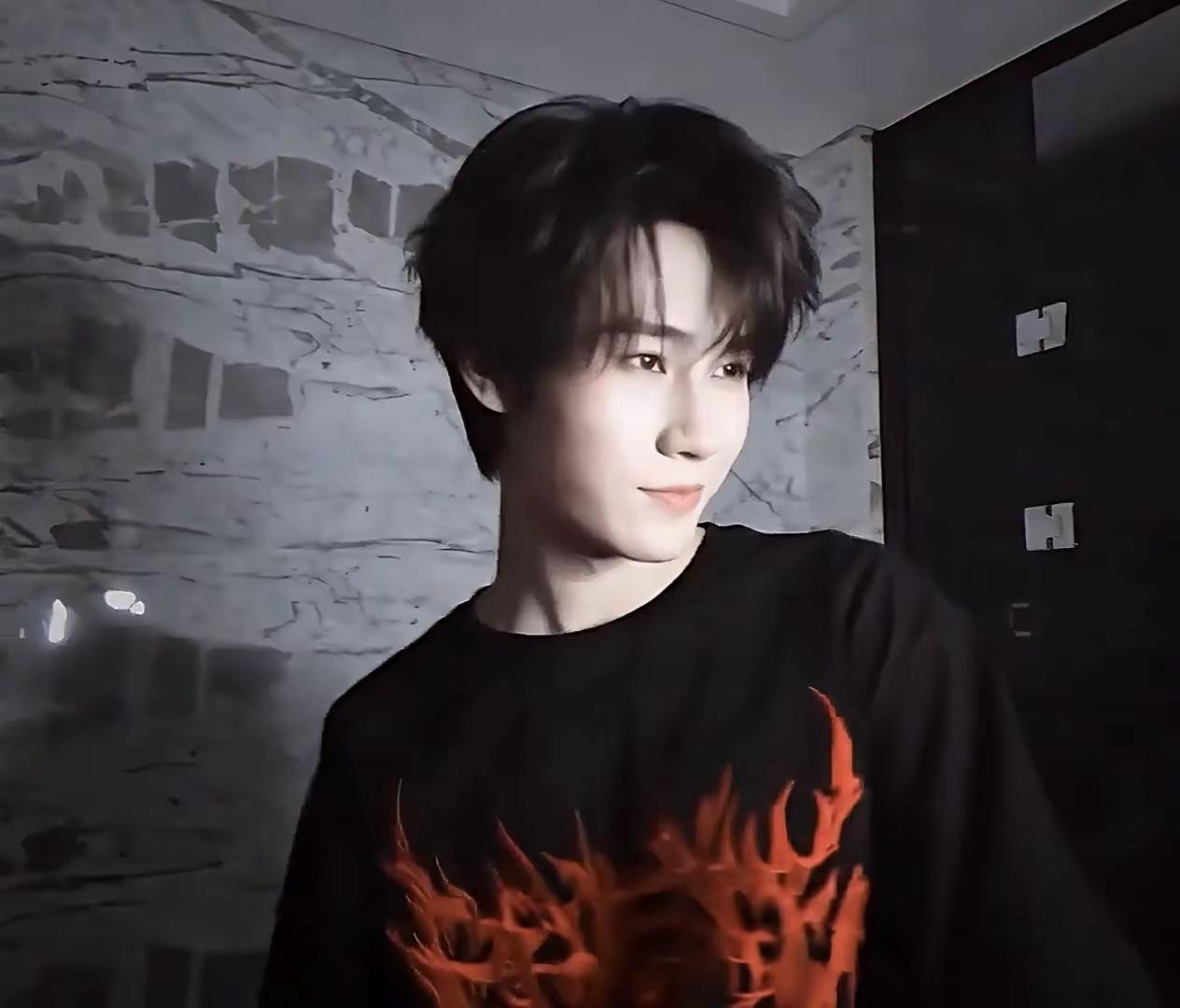 魅力男来的 没有技巧纯硬帅
