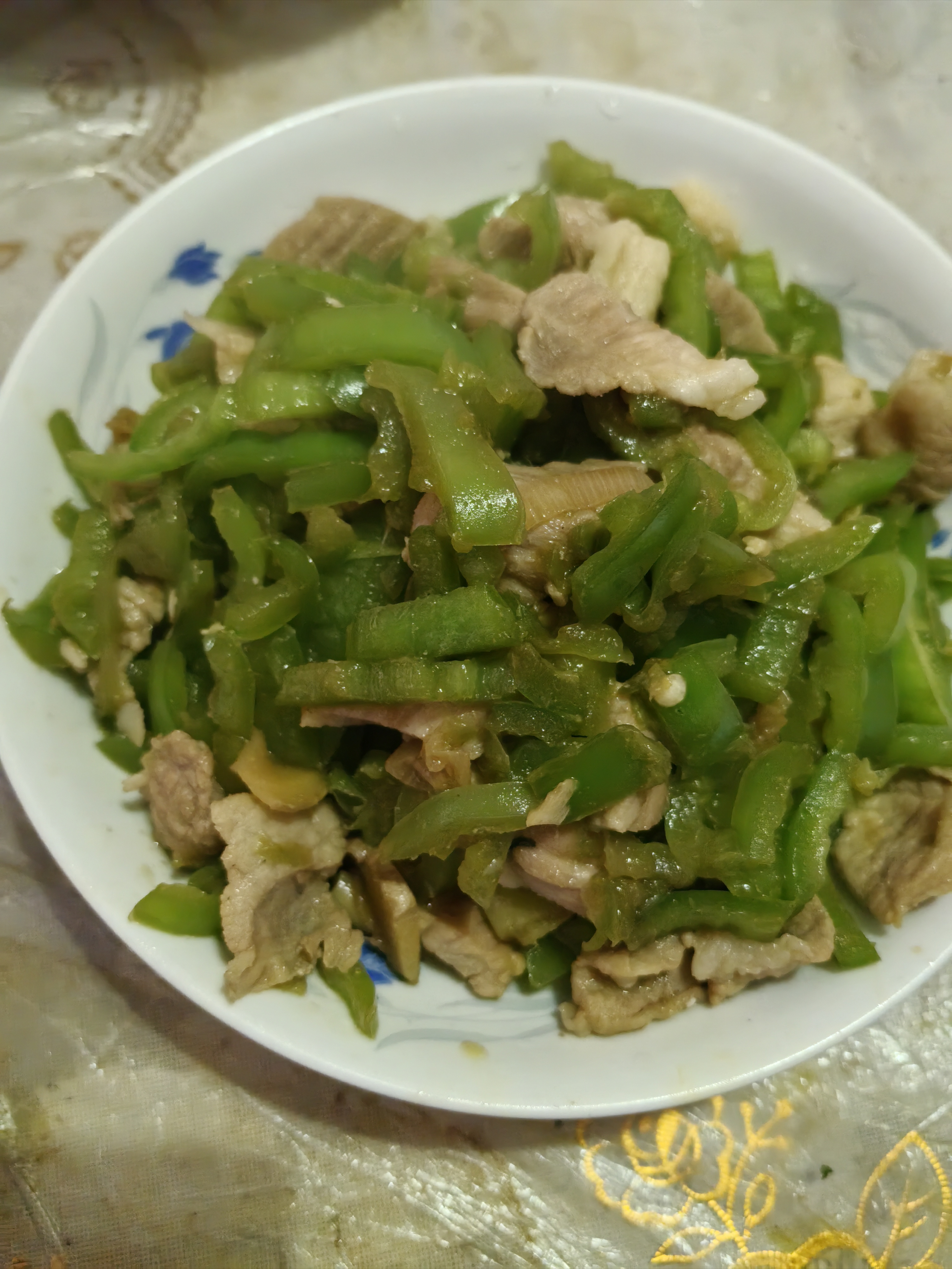 昨天儿子兴冲冲跑过来，进门举着个大塑料袋对我说“老妈，你睁大眼仔细看看这是什么？