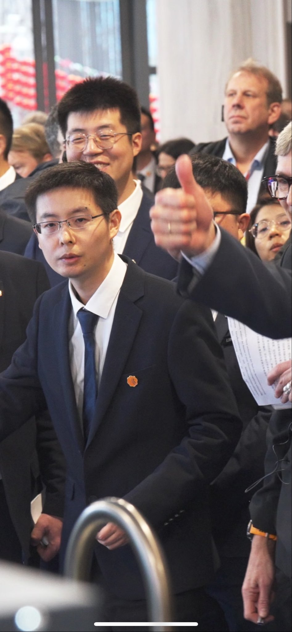 有人知道这个胸针的设计含义吗？
德国总理2月访华时，杭州企业家佩戴的胸针 ​