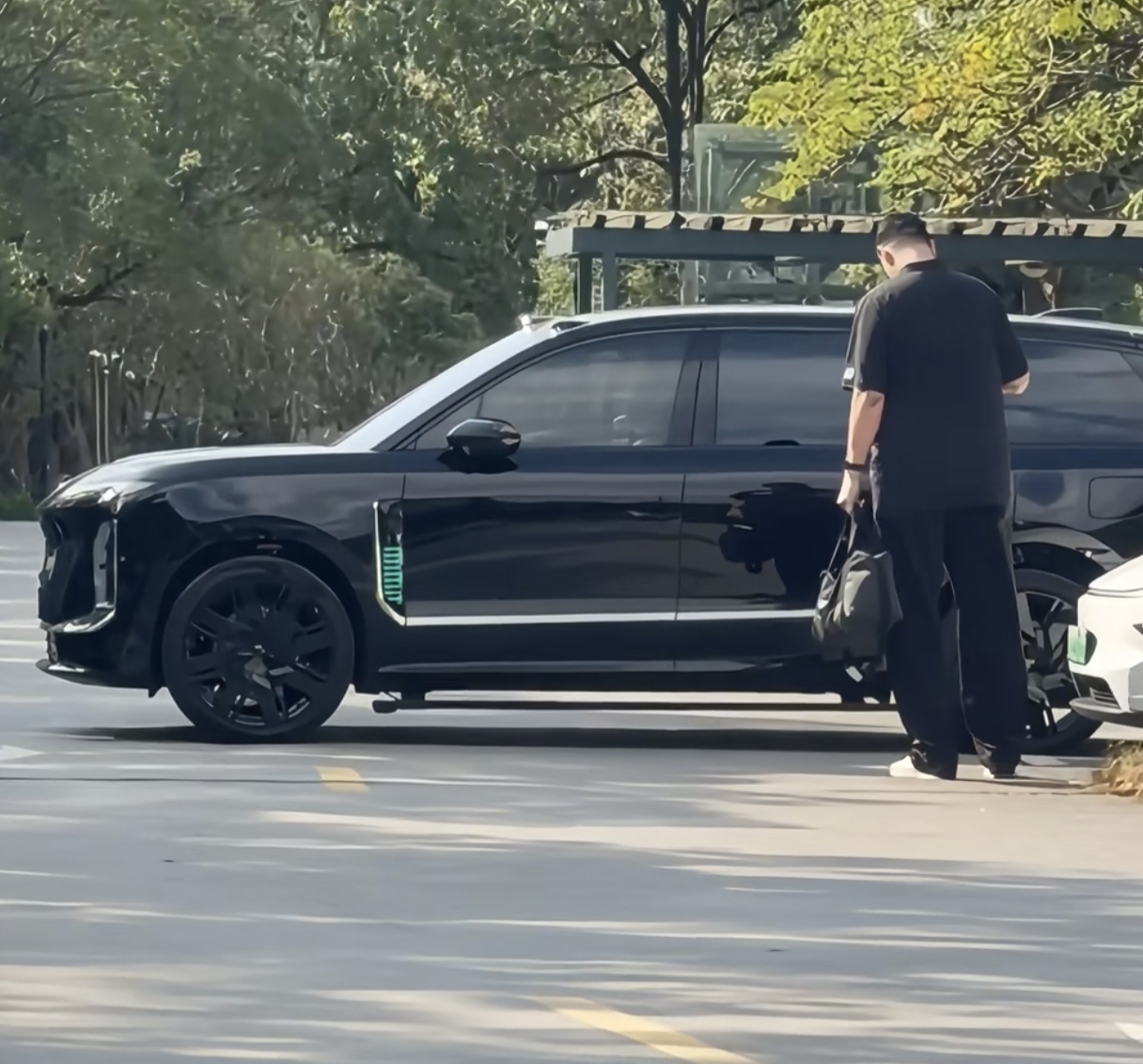 网友偶遇姚明开车出行，他开的竟然是蔚来es9，连个司机都没带，随手把随身的包往后排一扔，直接掏出手机用自动泊车功能把车从车位里召了出来。

不得不说，现实里显得很大的es9 ，在姚明2米26身高的对比下，多少有点mini了，有种越野车被他开成了小轿车的既视感[笑哭]

不少网友都好奇，以姚明这个身高