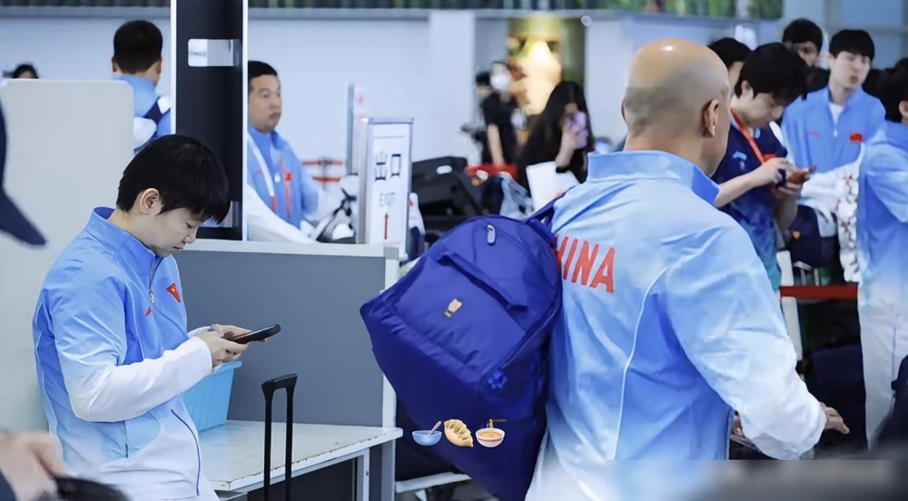 王楚钦带伤硬扛，说打球一直在消耗，找不到享受的感觉了。
9月28日名古屋亚运会收官，国乒6金4银1铜，男团丢了，剩下6块金牌全包。
林诗栋四个项目全进决赛，拿了3金1银，王曼昱三项全冠，孙颖莎1金2银。
全队从名古屋机场走，镜头里全是疲惫，孙颖莎站着打哈欠。10月4日北京大满贯接着开，中间休整