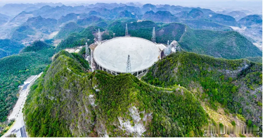 天眼核心阵来了!中国&34;观天巨眼&34;从单眼变阵列，分辨率狂飙200倍
中国天眼FAST刚满十岁，就迎来一次史诗级升级从一只&34;独眼&34;变成阵列群，观测分辨率直接拉升200倍。这不仅是天文学的突破，更是中国高端制造实力的又一次集中展示。

十年磨一剑，天眼进入2.0时代
2016年落成以来，FAST已经发现了