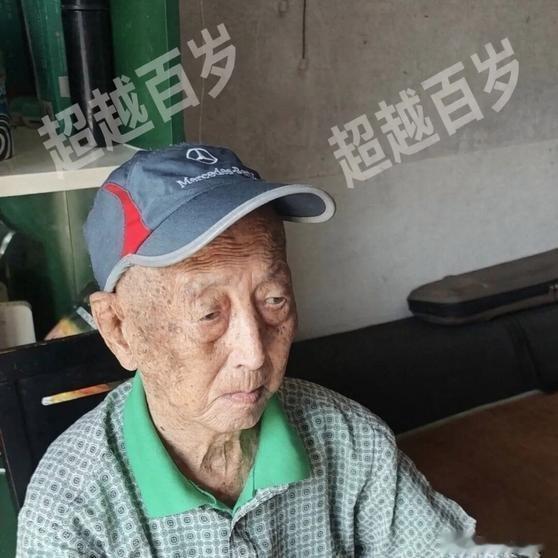 《浙江100岁爷爷每天睡觉超18个小时，顿顿不离肉，一个月冰糖要吃好几斤，女儿透露长寿秘诀：不跟自己较劲，不跟生活较劲》100岁的他有条不紊地洗漱，吃早饭，按时服药。中午11点，吃罢午饭，他再次入睡，直到下午4点。女儿陶美芳说，父亲一天睡觉超过18个小时，年轻时就特别能睡。 ​