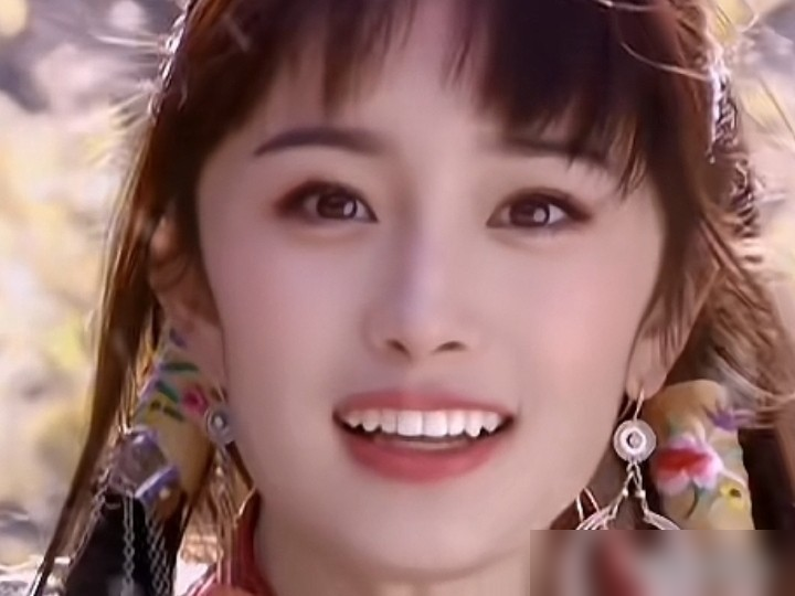 杨幂刚红那会儿，脸是真自然，牙也没动过，眼睛里全是灵气。现在翻她早期生图，评论区清一色感慨：这姑娘当初多有辨识度。
不光是杨幂。高圆圆、林心如，早期都是原生态出圈，后来整牙、内收前牙，下半张脸直接变了个样。镜头太狠了，高清怼脸，水肿、发腮、纹理深一点，全网拿着放大镜比。
最冤的是那种根本没大动的