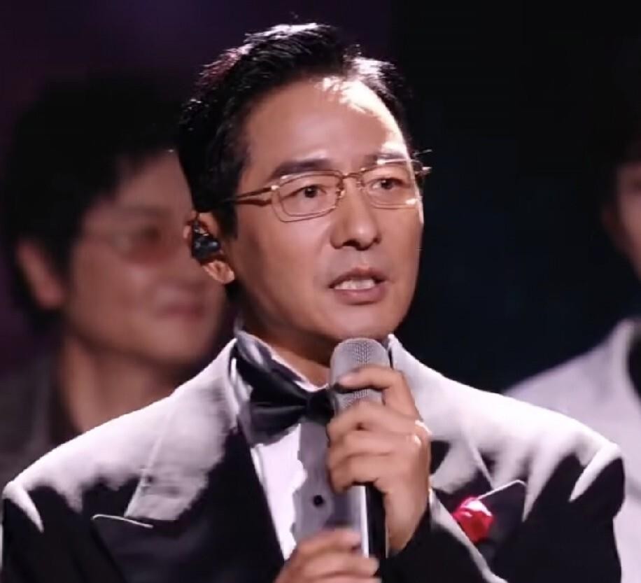 郭晓东在《披荆斩棘2026》四公被淘汰了，跟他一起走的还有陈若轩。他个人火力值只有812，全场垫底，小沈阳部落明明拿了第三名，按规则部落安全但个人票数拖了后腿。那天晚上他唱《她》跑调跑上了热搜，全网都在笑他难听，可他还是唱完了。站在告别台上的时候，眼眶红着，硬是没让眼泪掉下来，开口第一句不是辩解，是