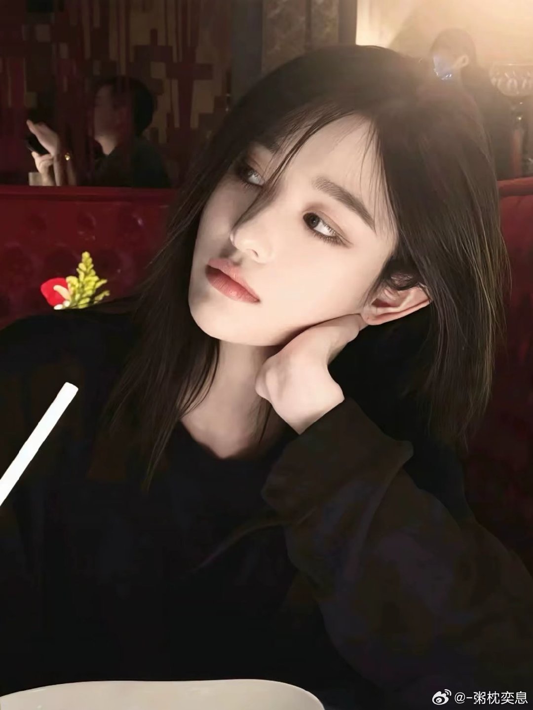 #王奕[超话]##王奕##王奕# 

对姐姐的喜欢分成两面，一面是只属于我的遥遥念想，一面献给诗情画奕的岁岁故事，愿姐姐永远活得松弛又坦荡  恭喜one one解约成功😭 ​
