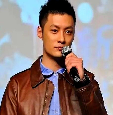郭晓东演起悍匪来，那股子狠劲真让人后背发凉。

电影《车手》里，他跟余文乐对戏。一个是亡命之徒，一个是死咬不放的警察。

警匪较量全在方向盘上。引擎轰鸣声一响，街头追车戏拍得让人喘不过气。没有多余的废话，就是硬桥硬马的飙车。

片子里还有个熟面孔，参加过《披荆斩棘的哥哥》。几个男人凑在一块，把这部警