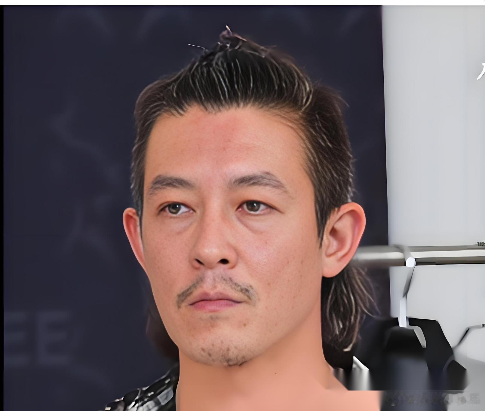 我现在最理解不了的人， 
可能就是陈冠希了本来潮牌做的很好，为什么还要演戏呢？ 
 
久未露面的陈冠希日前亮相马来西亚，出演新片。能看的出来陈冠希特别兴奋，原因是他已经很久没拍戏了。 
 
陈冠希为了能诠释好心的角色，特意留了一个特殊的造型，和小胡子。 
 
能看的出来，陈冠希确实沧桑不少，记 ​