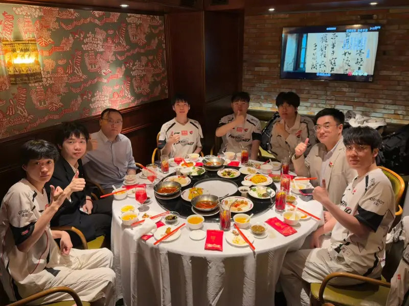 AL分享队员及教练赛后聚餐照：造！

#Shanks回应AL夺冠##Tarzan回应AL夺冠# ​