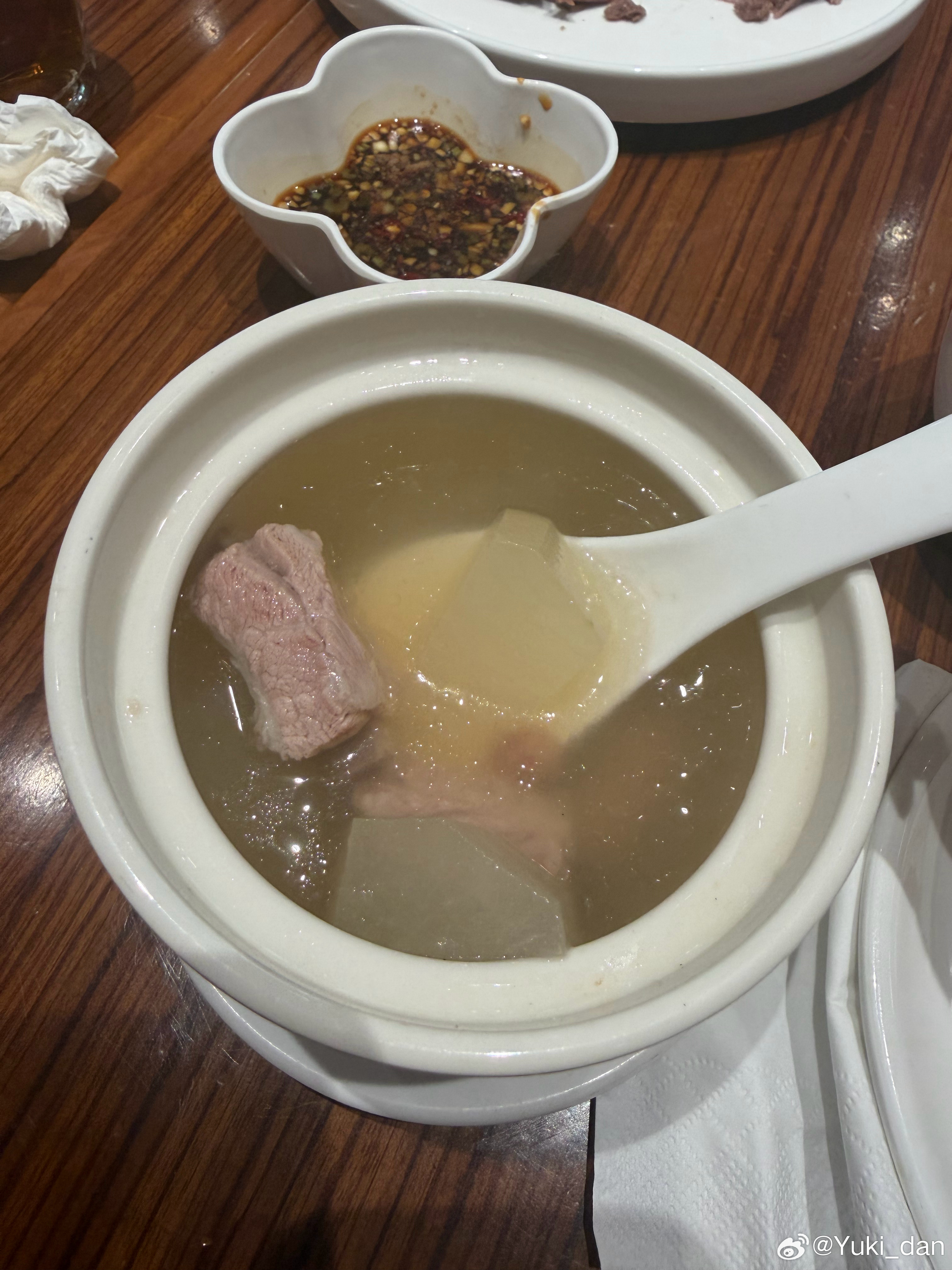 中午我自己吃的比较清淡，炖牛肉、炒娃娃菜一碗例汤半碗米饭🍚。晚上炖锅牛肋条，给他们简单做碗牛肉面，搭配点生菜，营养均衡。我妈从天津给我寄来的蒸饼（红果和豆沙）、馒头（很有劲那种）、花生、油酥烧饼，碳水大炸弹，面对这么多吃的能保持这样体重没150斤已经很厉害了。 上海
