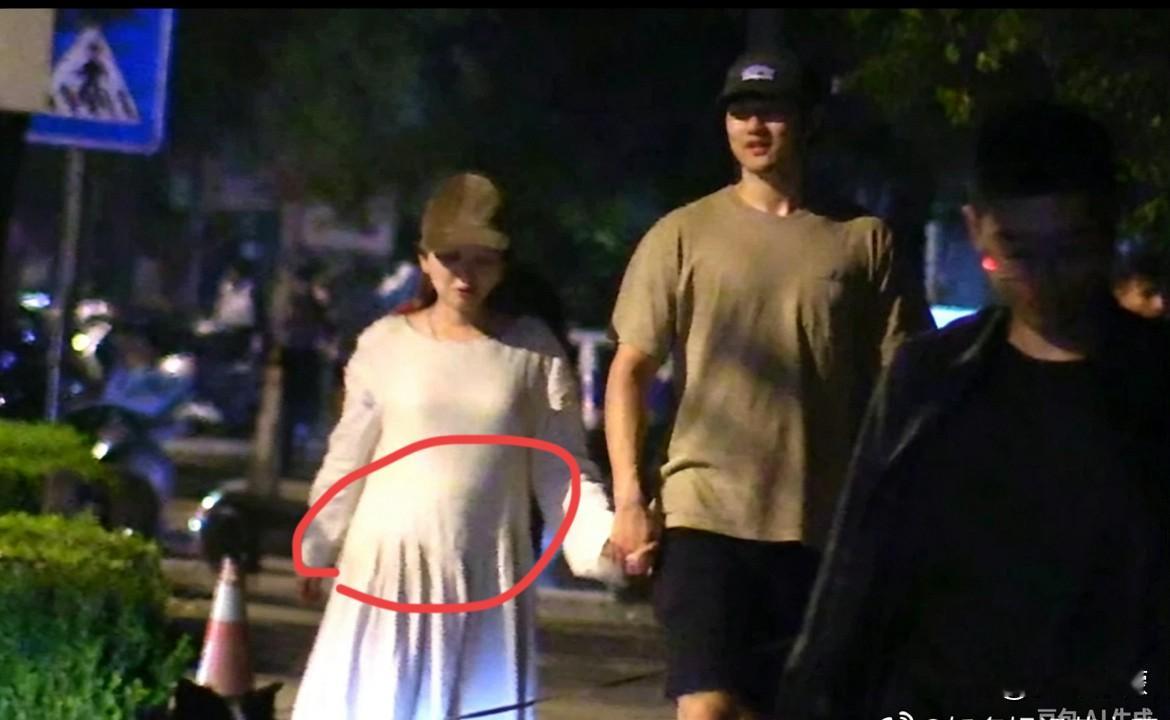 金莎这回是真尴尬了。
最近43岁的金莎冲上热搜，
我是真服了，笑的实在不行了，有人说她是怀孕了，有人说是年纪到了代谢慢了。

热心的网友就这样，你一句我一句，聊着聊着金莎上热搜了。如果是本人被全网网友盯肚子，咋样都会有些尴尬吧！

网友眼睛真毒，以前那么瘦，现在小腹确实有点抢镜。把之前的照片和现在的