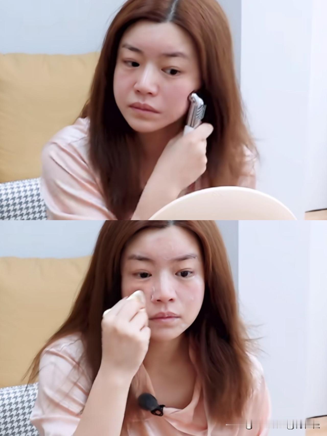 有钱难抵状态疲惫，陈妍希真实状态戳破精致假象
 
看到陈妍希的状态，
我再也不羡慕她了，
虽然她有钱，还住在北京的大豪宅里，但却比同龄人显老。
 
最近看到她的综艺节目，才发现她好像变老了不少。她素颜出镜，公开自己的护肤过程，镜头怼脸下，脸过于浮肿，法令纹不化妆根本遮不住，眼底暗沉、肤色泛红敏感，头