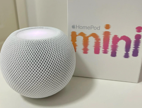 苹果说这次音质升级了，我信了一半。

HomePod mini 2搭载S10芯片，配合计算音频技术输出360度环绕声场。

最大的新花样是“Sound Glow”，顶部发光面板随音乐节奏律动，还能根据专辑封面自动匹配色调。所以买音箱，一半是买灯？

先别急着夸。

10月13日晚，苹果正式发布Hom