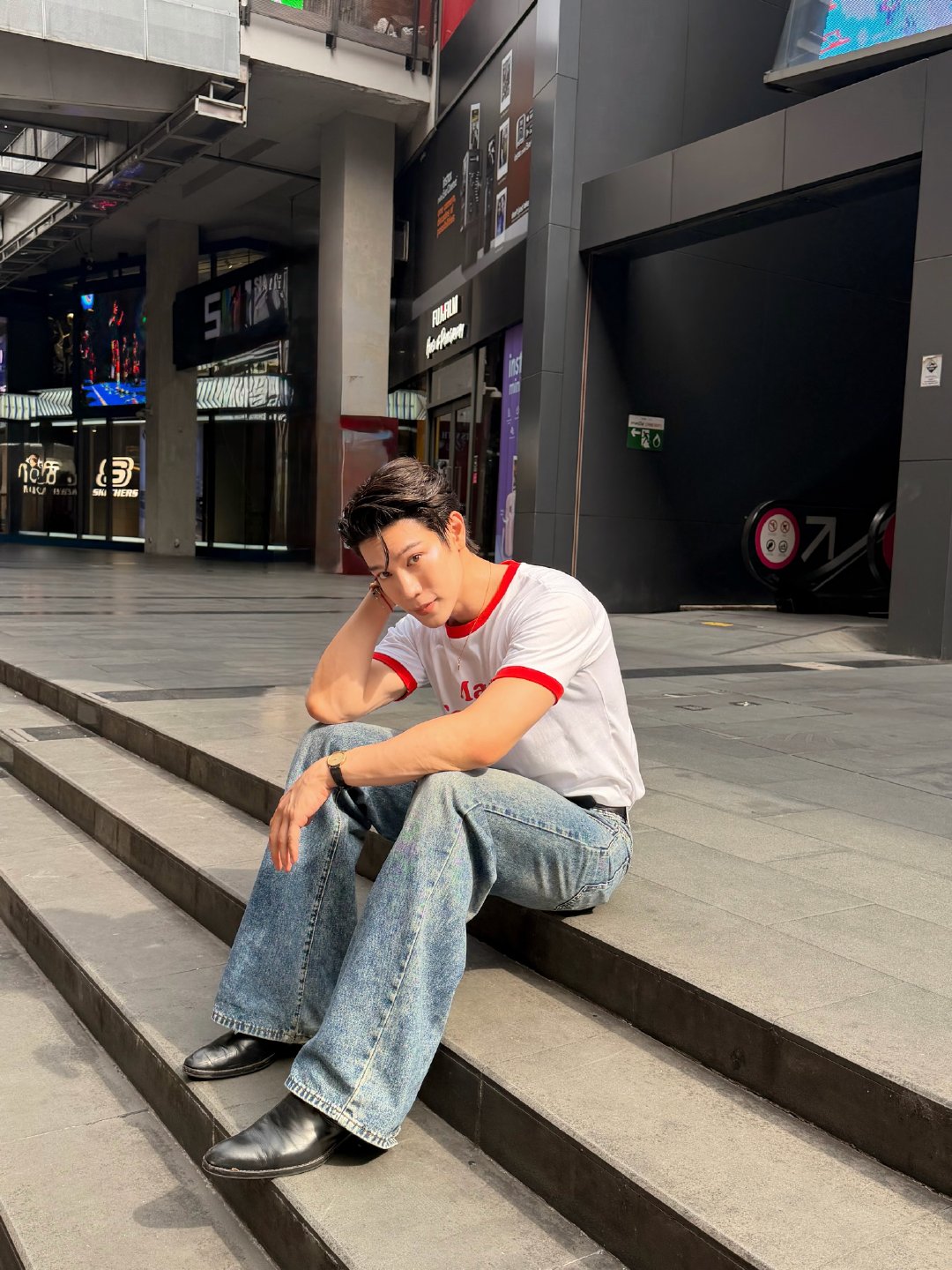 大G穿着小嘎衣服打卡自己大屏幕去了
这两天忙才看到，已经过去2天了 ​