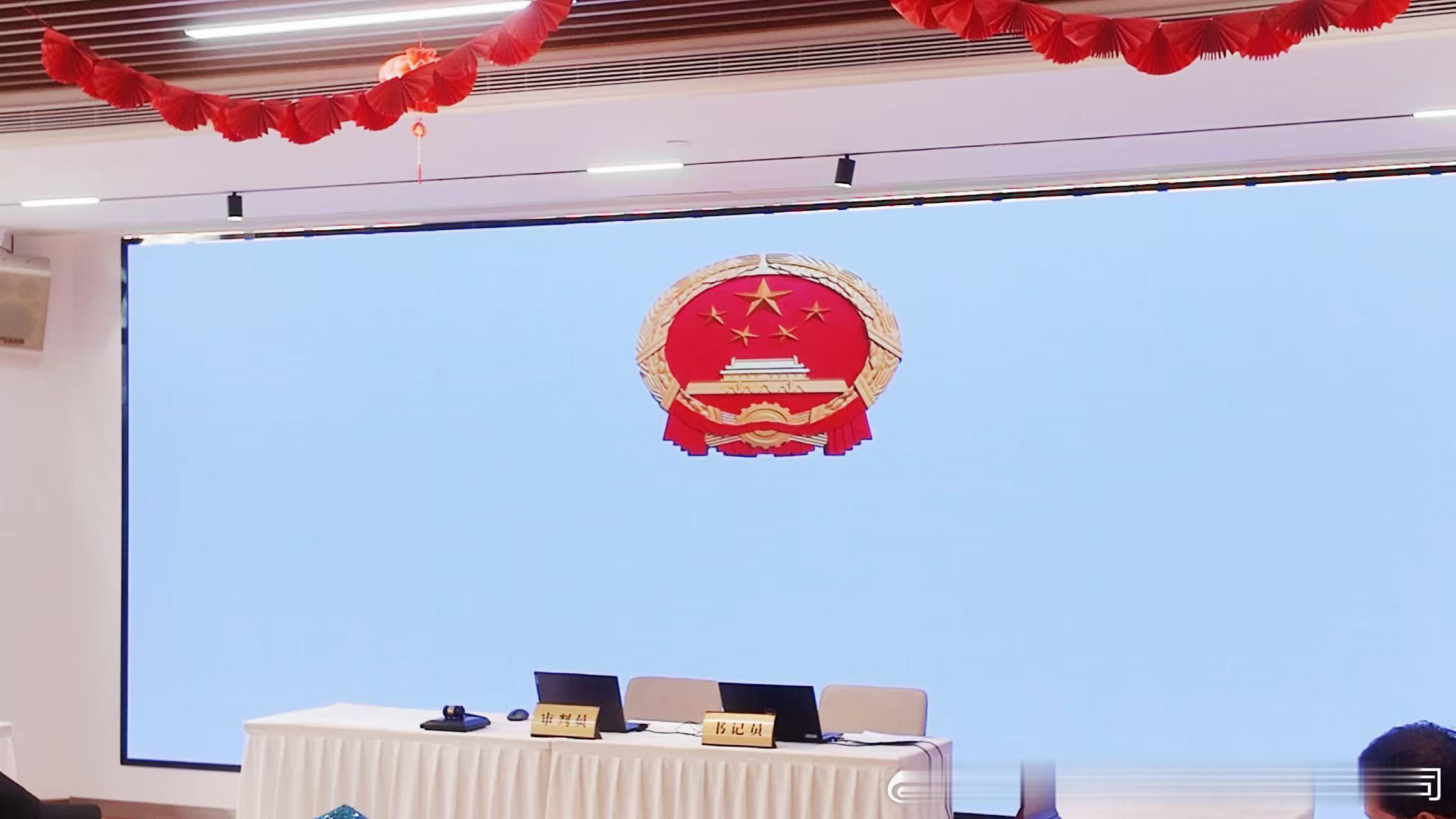 9月22日上午，徐汇法院巡回法庭首次走进上海徐汇区长桥街道敬老院，在院里公开审理一起遗产继承案件。老人们在工作人员陪同下旁听庭审，庭审之后，法院工作人员还结合案件讲解遗产继承、财产权益等相关法律知识，让司法服务和普法教育更贴近老年人的生活。
在上海徐汇区长桥敬老院，“养老+法治”并不 ​