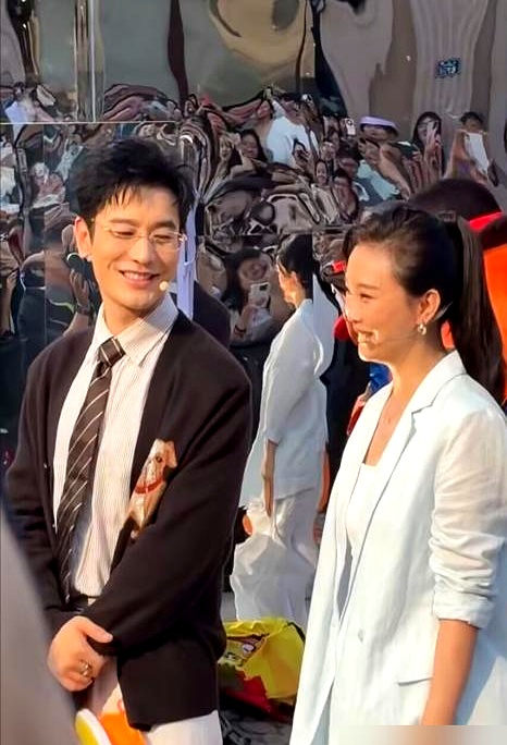 黄晓明刚考上博士，黄渤当面就甩了句“努力多年终于成了黄博”，全场哄堂大笑，直接把人家的硬核学历变成了段子
 

黄晓明半点没恼，扭头反击身材梗，说渤哥减减肥也能叫黄晓明。黄渤立刻借坡下驴，哈哈一笑说青岛最帅的俩人今天全站台上了
 

表面上字字带刺，底下全是互相抬轿。黄渤用谐音梗顺理成章宣扬了对方考